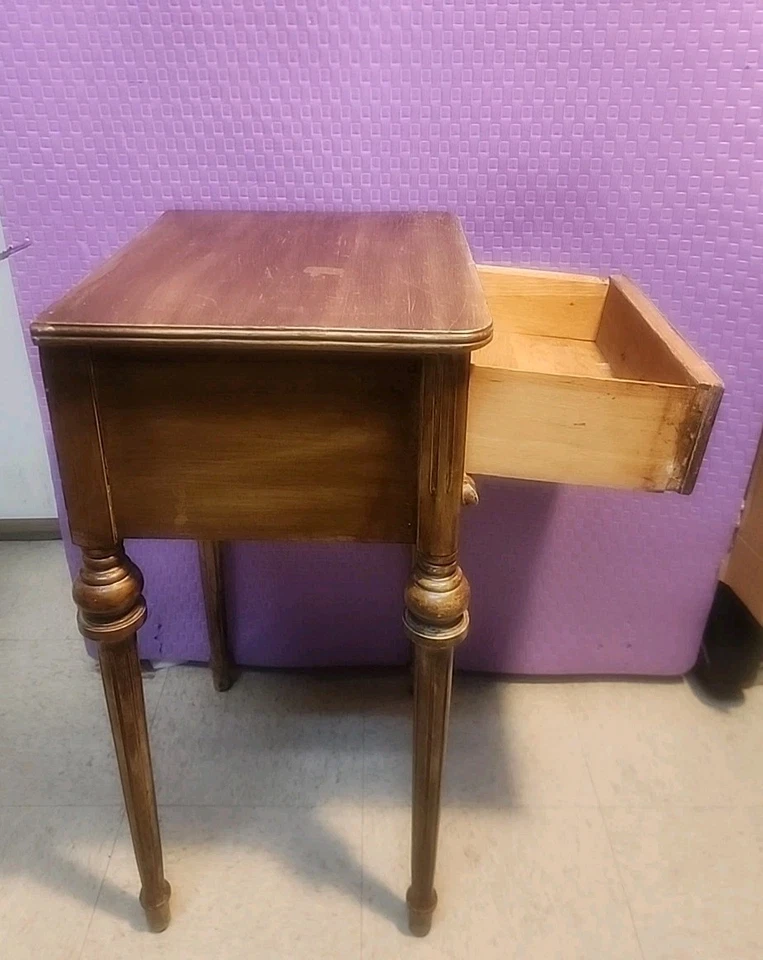 Antiguo soporte de un solo cajón no seguro, madera de cerezo de roble, pieza pesada, lavado blanco Foto 3 de 4