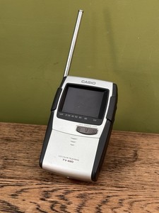 Vintage Casio TV-880D Miniatur tragbarer Taschenfernseher mit eingebautem Ständer