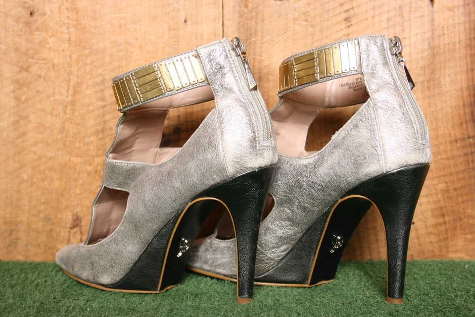 Sandalias esculpidas de tacón de aguja de 4" de cuero de peltre con eslabones de barra dorada RACHEL ROY talla 7,5 Foto 3 de 4