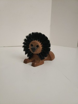  Wooden Lion Shaped Clothes Brush