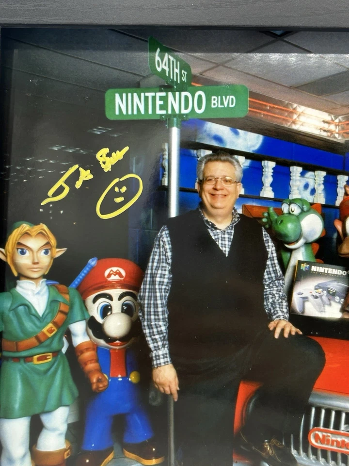 Foto enmarcada 8x10 firmada por el creador de World of Nintendo John Sakaley CES y E3 Foto 2 de 4