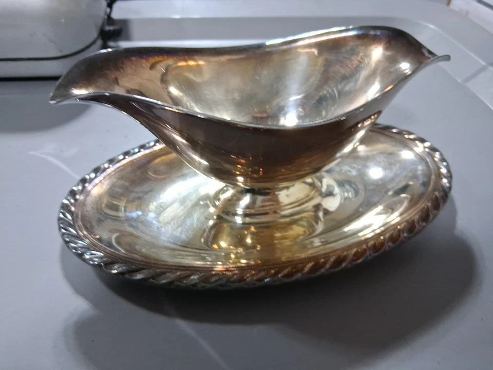 Wm Rogers Серебряная Пластина Двусторонняя Подливная Лодка с Прикрепленной Подложкой # 4113 - Изображение 4 из 4