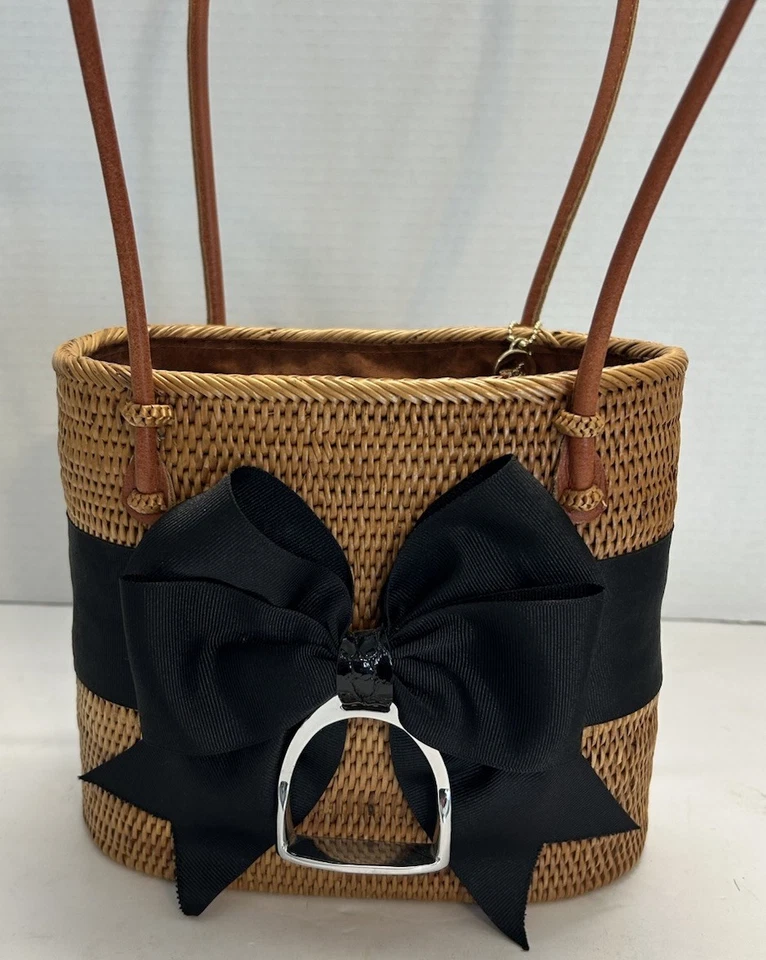 Bolso de hombro Bosom Buddy Bags tejido a mano con cinta negra y estribo Foto 2 de 4