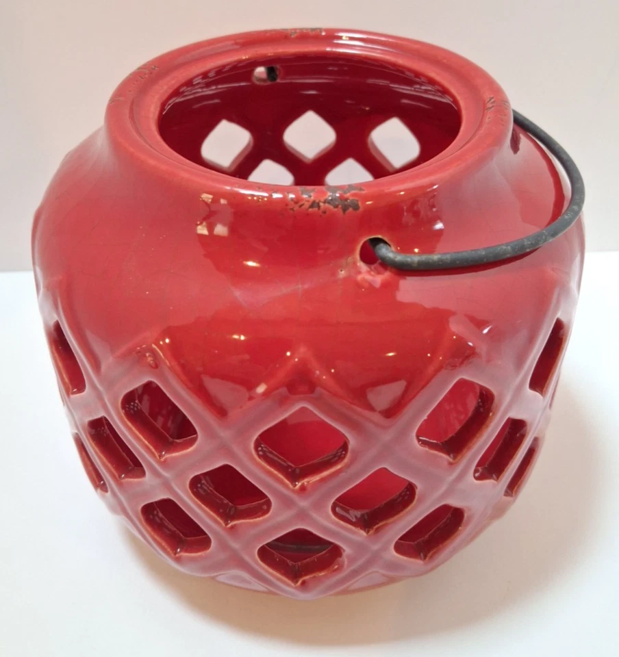 Linterna de cerámica roja oxidada envejecida con patrón de celosía con mango de metal Foto 2 de 4