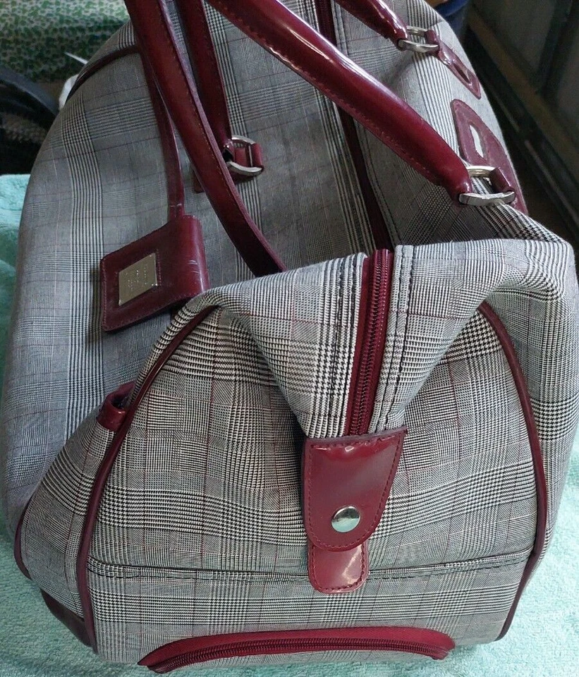 Liz Claiborne Carryon Rolling Travel Luggage Overnight Bag 20"L x 11"W x12"T - Image 4 of 4