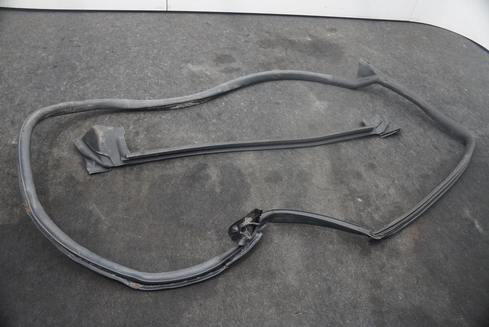 Rear Left Door Window Weather Strip Seal 4ML839479A Lamborghini Urus *Note*