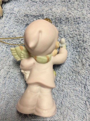 Adorno de Navidad 2000 de porcelana Enesco niño con cordero y pájaro - Imagen 3 de 4