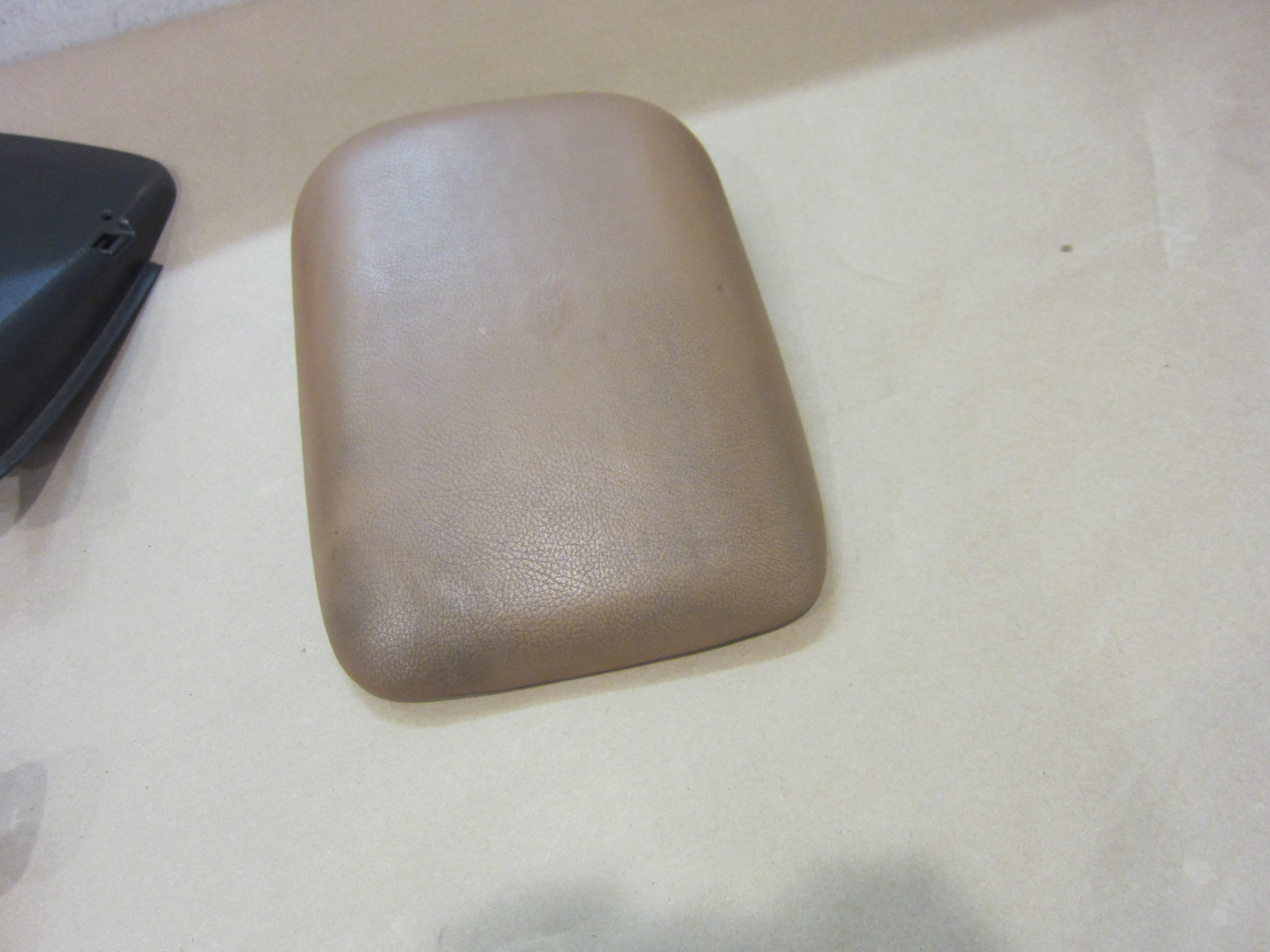 Maserati  4200 - Center Console Cover / Lid - Tan - P/N 66772800