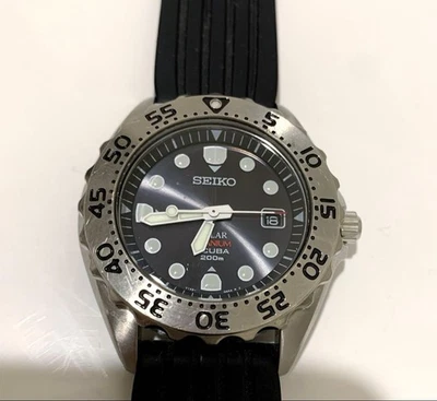 Montre de plongée solaire SEIKO V145-0AH0 41 mm cadran noir lunette tournante... - Photo 1/4