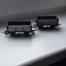 Hornby OO Gauge Wagon Set: R716 Scarwood Coal & R009 Arnolds Sands 5-Plank
