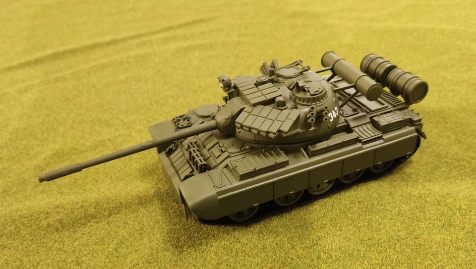 UNIVERSAL HOBBIES SOVIET/ RUSSIAN T 55 TANK 1/50 JAMES BOND GOLDEN EYE. — 第 2/4 张图片