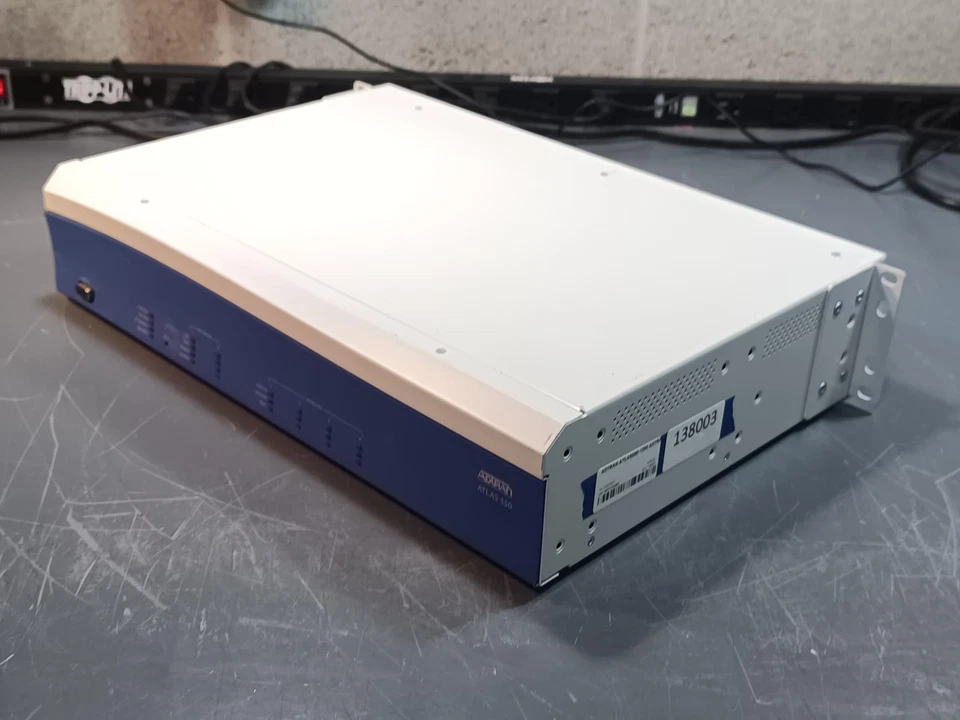 Dispositivo de acceso integrado Adtran Atlas 550 - Puerta de enlace modular de voz y datos Foto 2 de 4