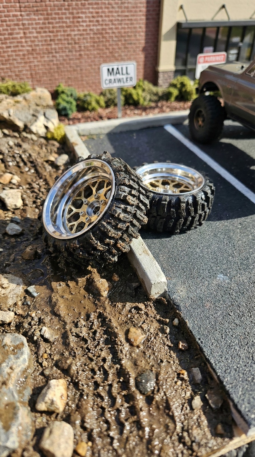 1.9 Deep dish rims with low profile mud grips/ Traxxs 1:18 scale 1:10 scale 