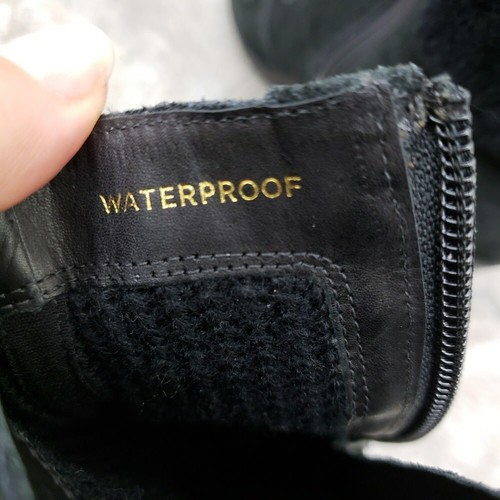 Botas de gamuza negras con cuña al tobillo Cole Haan con corbatas pom pom p piel sintética impermeables - Imagen 2 de 8