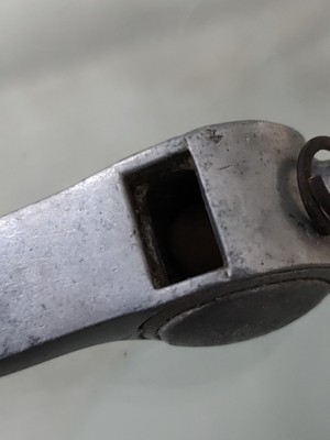 ANCIEN SIFFLET DE SCOUT !! LA HUTTE PARIS,En Zamak Ou Aluminium !! EUR 12,00 - FR