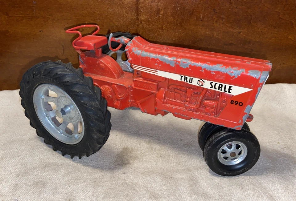 Vintage Red Diecast Metal 1:16 Tru Scale 890 Farm Tractor - Image 2 of 4