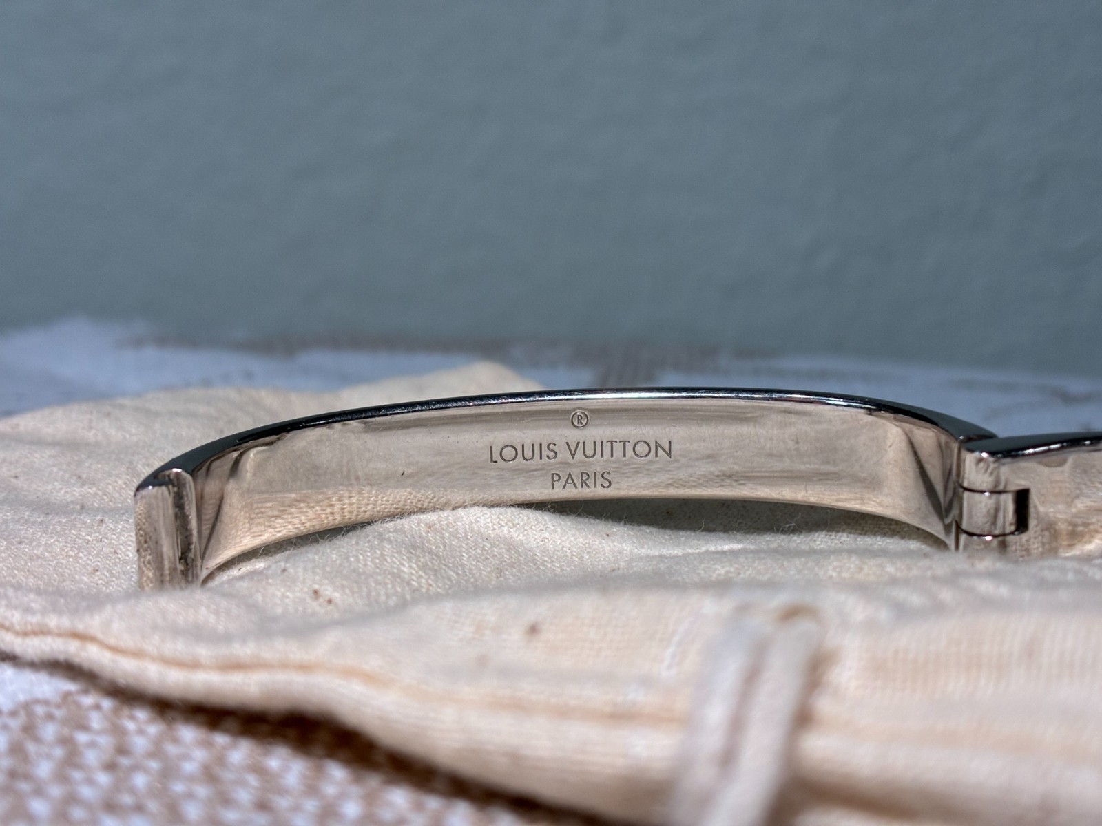 Louis Vuitton M00249 Nanogram Cuff Bracelet Silver/Gold, Unisex Size S image 3