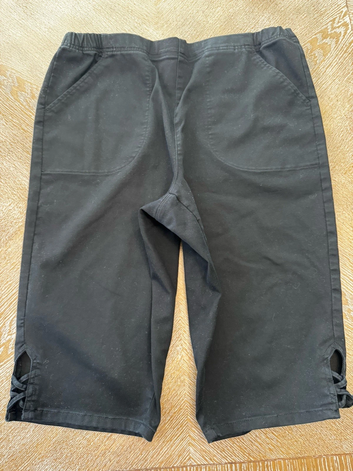 Croft & Barrow Black Capri Pants XXL Elastic Waist 40” Inseam 16” Side Details
Opens in a new window