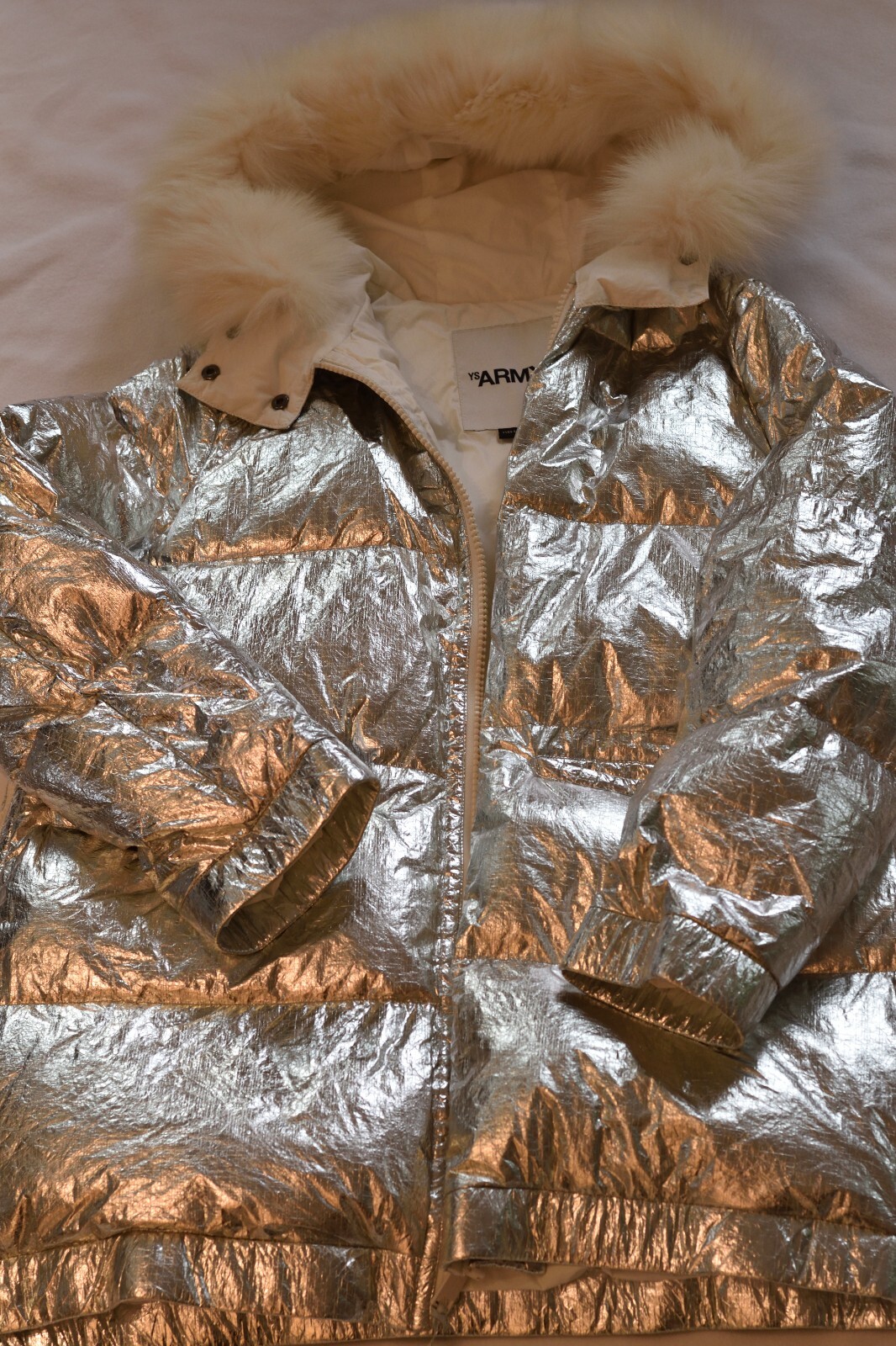 Yves Salomon Army giacca puffer argento metallizzato con cappuccio rifinito in pelliccia EU 32 uk6