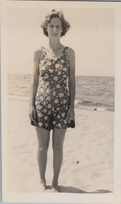 #ad Woman Swimsuit Beach Muskegon MI 1937 VINTAGE PHOTO ORIGINAL Barefoot Beauty $11.00