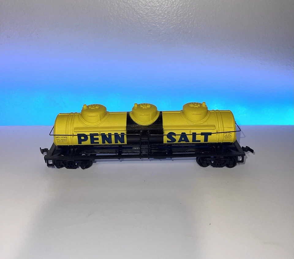 Bachmann HO scale Tank Car & 4 Bay Hopper with load - Image 4 of 4