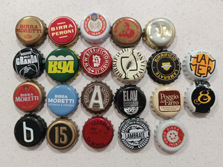 22 CHAPAS BEER CAPS KRONKORKEN CERVEZA ITALIA TAPON CORONA TAPPI