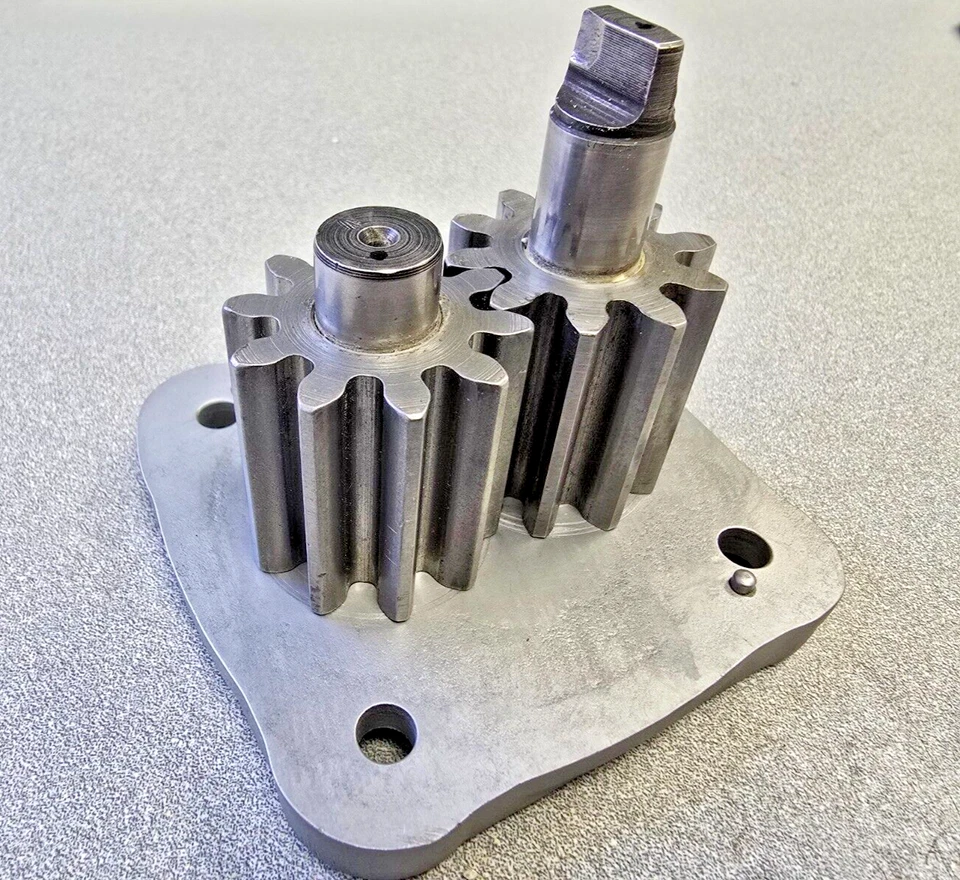 VERY NICE USED ORIGINAL PORSCHE 356C 356SC 912 OIL PUMP ASSEMBLY W COVER 1 - Image 4 of 4