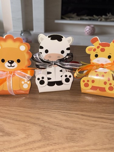 Cute Animal Favour Boxes With a small bag of sweets and two tone ribbon. - Picture 3 of 10