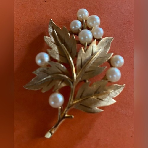 Vintage Trifari Women’s Brooch Gold Tone Pearls Leaf 2”