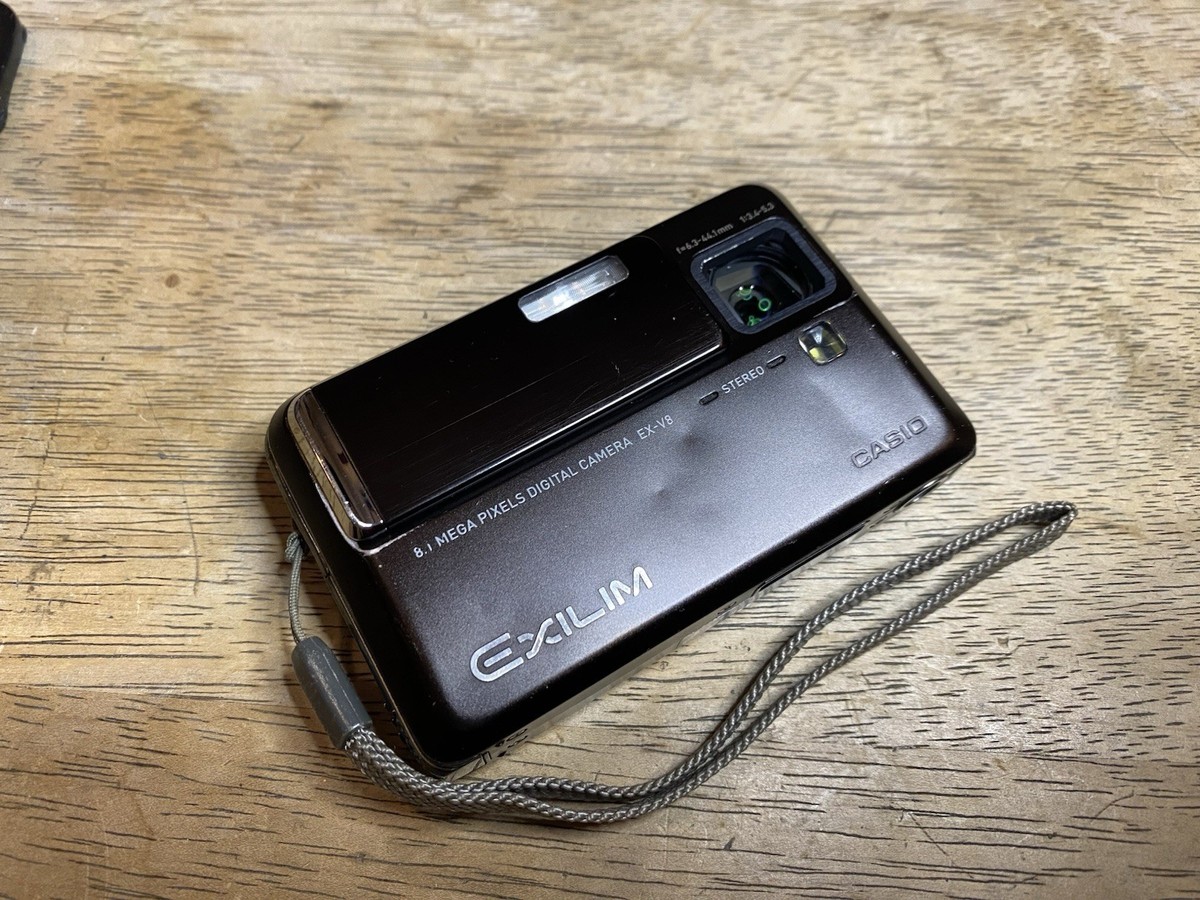 カシオ CASIO EXILIM EX-8V Casio EXILIM EX-V8 Digital Camera 8.1 MP 2.5