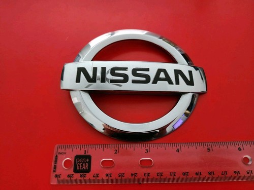 NISSAN QUEST 2004-2009 MALETERO TRASERO CROMO EMBLEMA LOGOTIPO INSIGNIA SÍMBOLO USADO FABRICANTE DE EQUIPOS ORIGINALES 2004 - Imagen 2 de 4