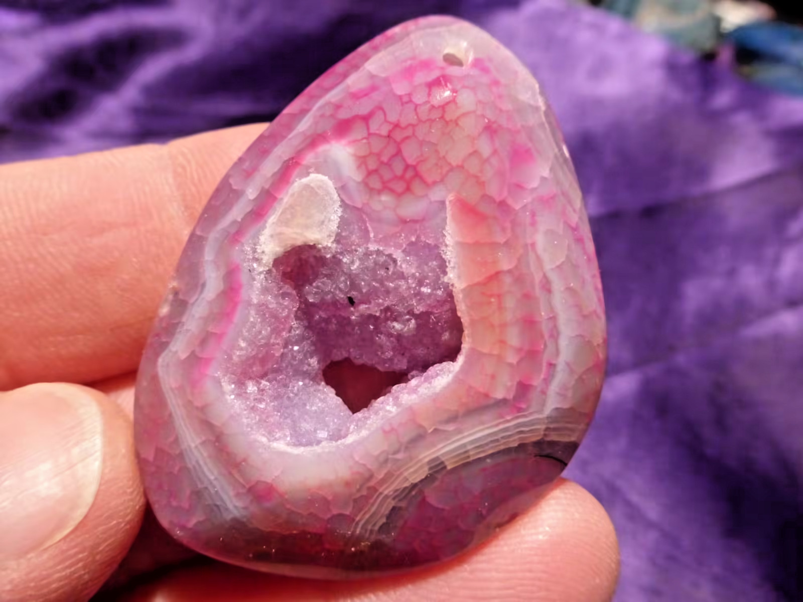 Pendentif en agate rose naturelle facettée de 5.2 cm à porter pour harmoniser vos énergies