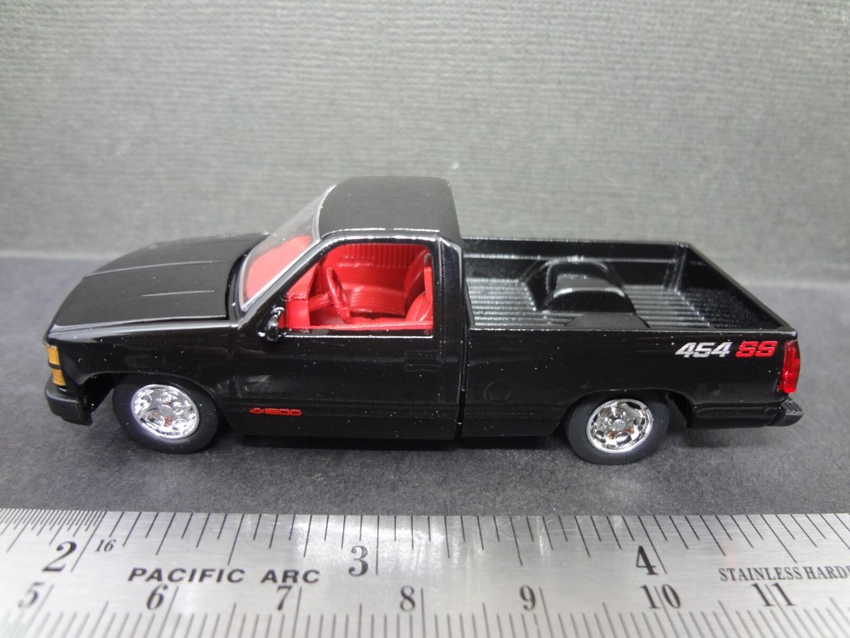 M2 Machines 1991 Chevrolet C1500 SS 454 black w/ red