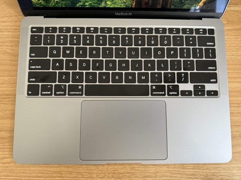 13" Macbook Air 2020 1.1Ghz Dual Core i3 8GB 256GB HD Screen Issue