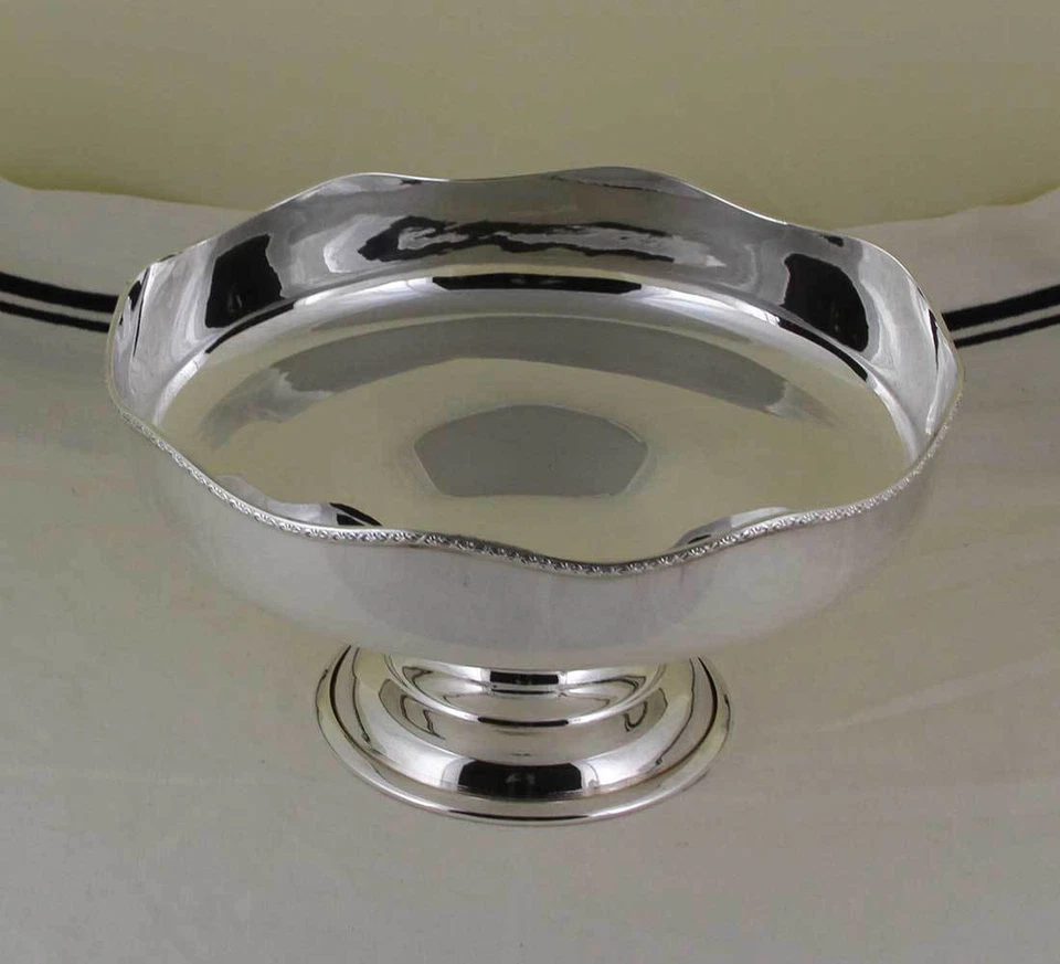 Plato de fruta/pastel de plata con pie circular con borde Derwent aplicado Foto 3 de 4