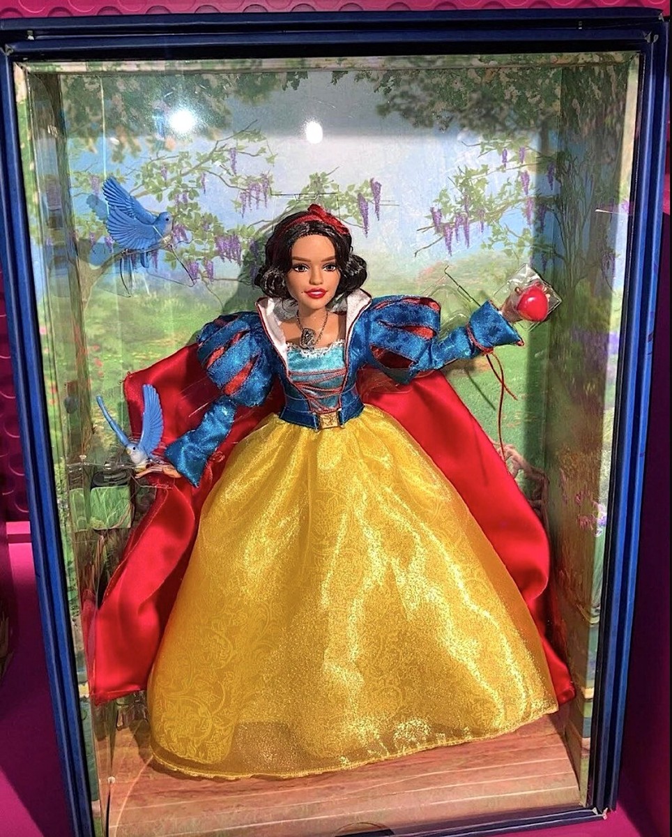 Disney Snow White Collector Doll Live Action Rachel Zegler Deluxe - Main Image