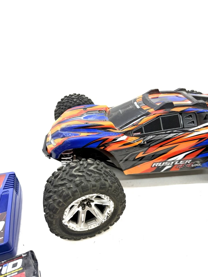 Batería y cargador de camión de estadio Traxxas Rustler 4x4 VXL sin escobillas RTR 1/10 4x4 Foto 2 de 4