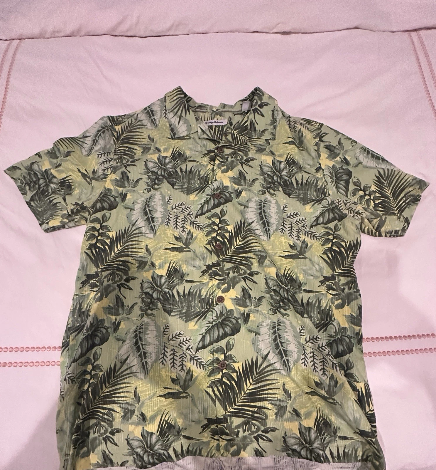 Tommy Bahama Men's XL Green Floral Short Sleeve Button-Up Hawaiian Shirt
