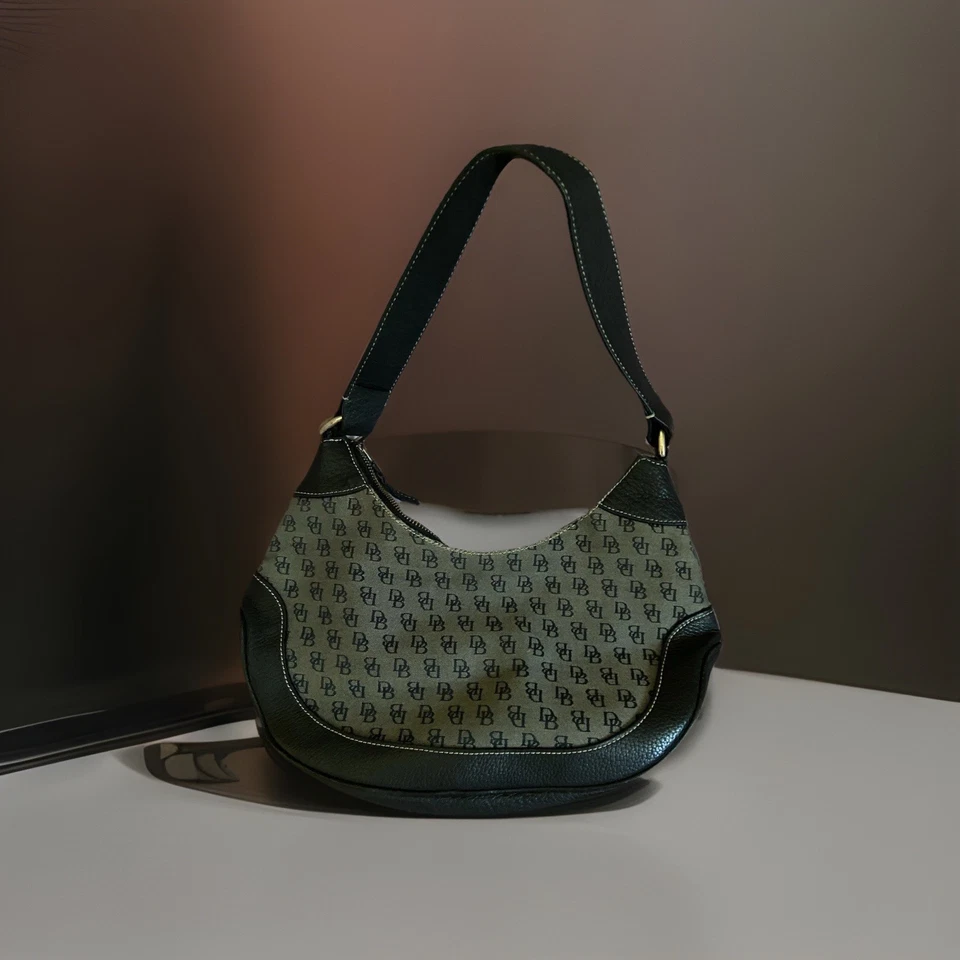 Bolso de hombro/bolso de mano hobo vintage Dooney & Bourke de tela negra con logotipo monograma Foto 3 de 4