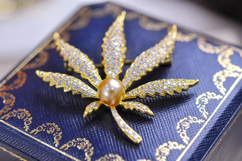 Broche prendedor de hojas unisex de perlas doradas naturales corte redondo de 2 quilates enchapado en oro amarillo de 14 quilates Foto 3 de 4