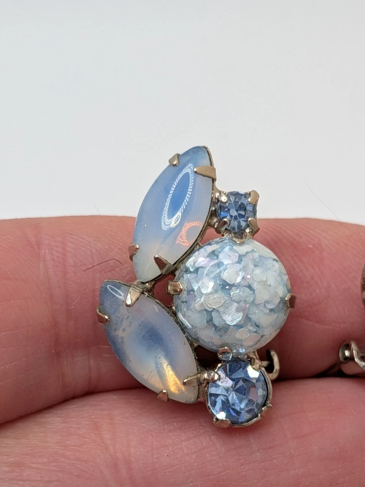 Pendientes de clip de cabujones de vidrio artístico redondo y marqués azul Juliana años 60 de colección  Foto 3 de 4