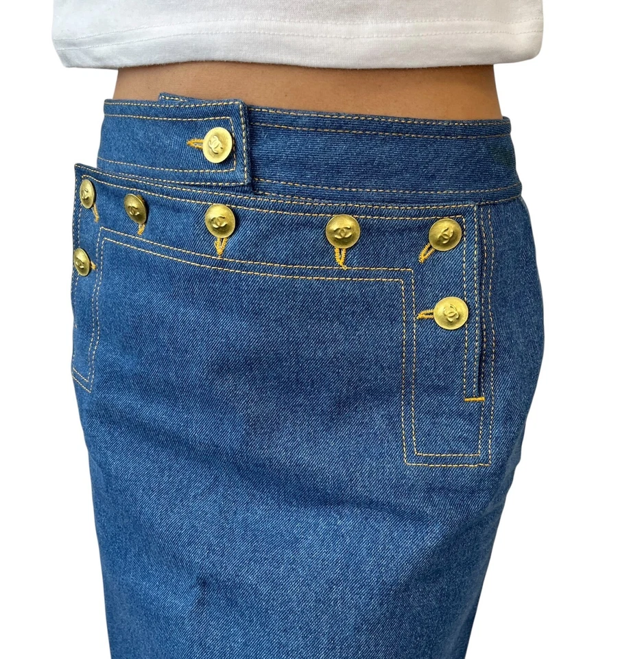 Saia jeans CHANEL vintage P03207 marca CC #36 azul ouro botão de algodão - Imagem 3 de 4