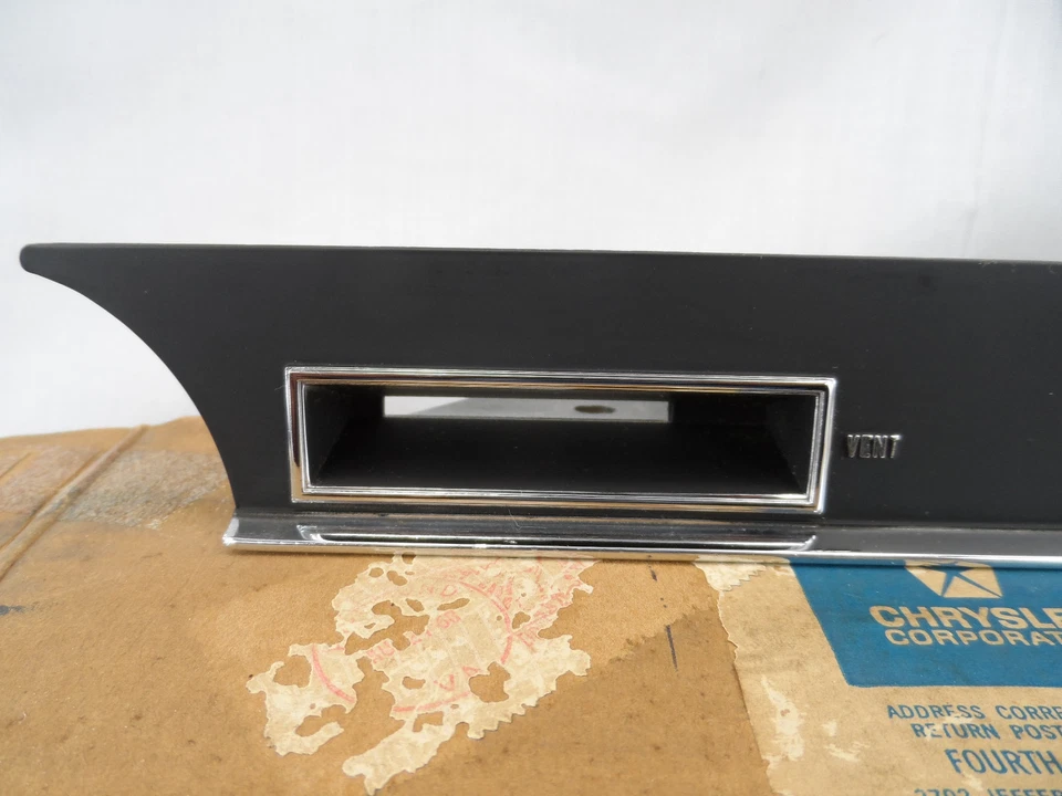 Placa de ajuste de tablero Chrysler Town & Country 1967-1968 bisel de puerta trasera de ventilación 67-68 NOS Foto 3 de 4