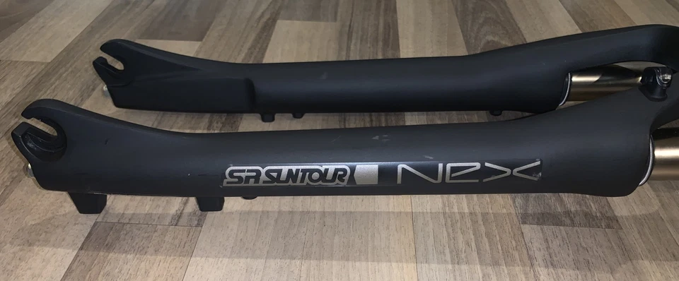 28“ Federgabel SR SUNTOUR NEX, 1 1/8“, schwarz, 220mm, mit Lockout u. Preload - Bild 2 von 4