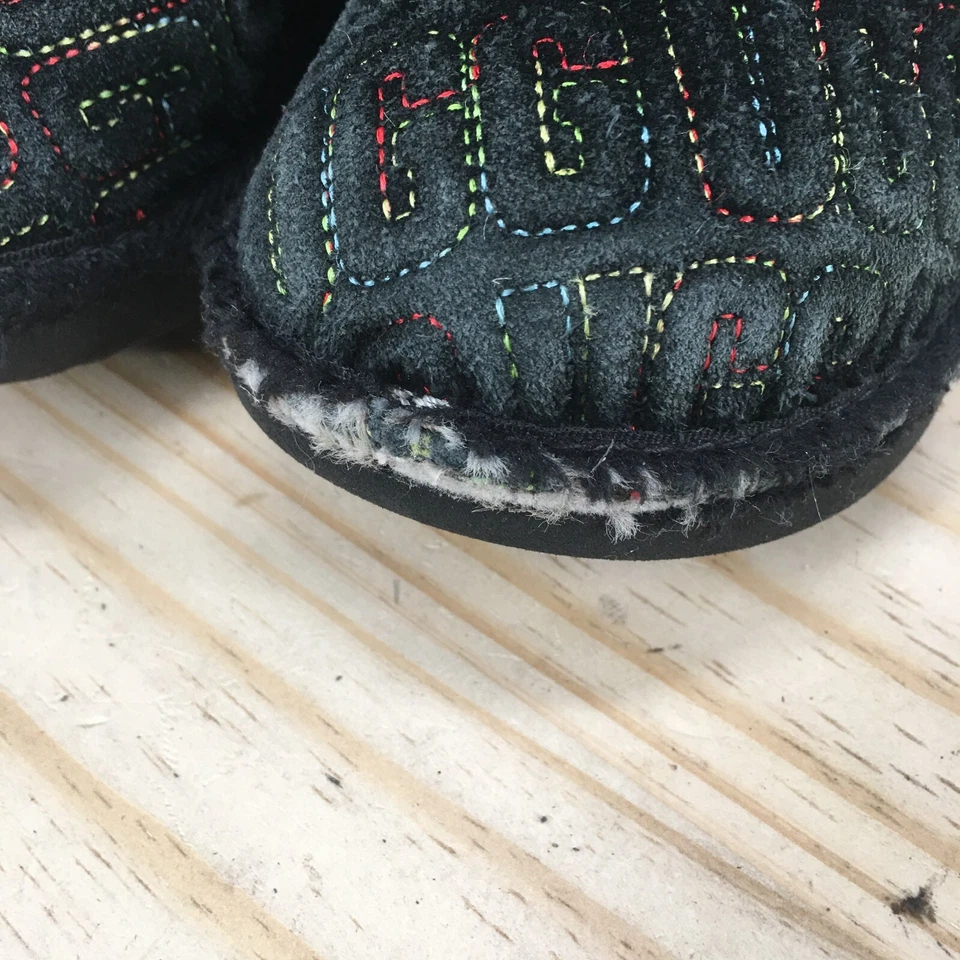 Botas Ugg Juveniles 9 Clásicas Ii Gráfico Puntada Invierno Tobillo Negro Gamuza Pull On Foto 3 de 4