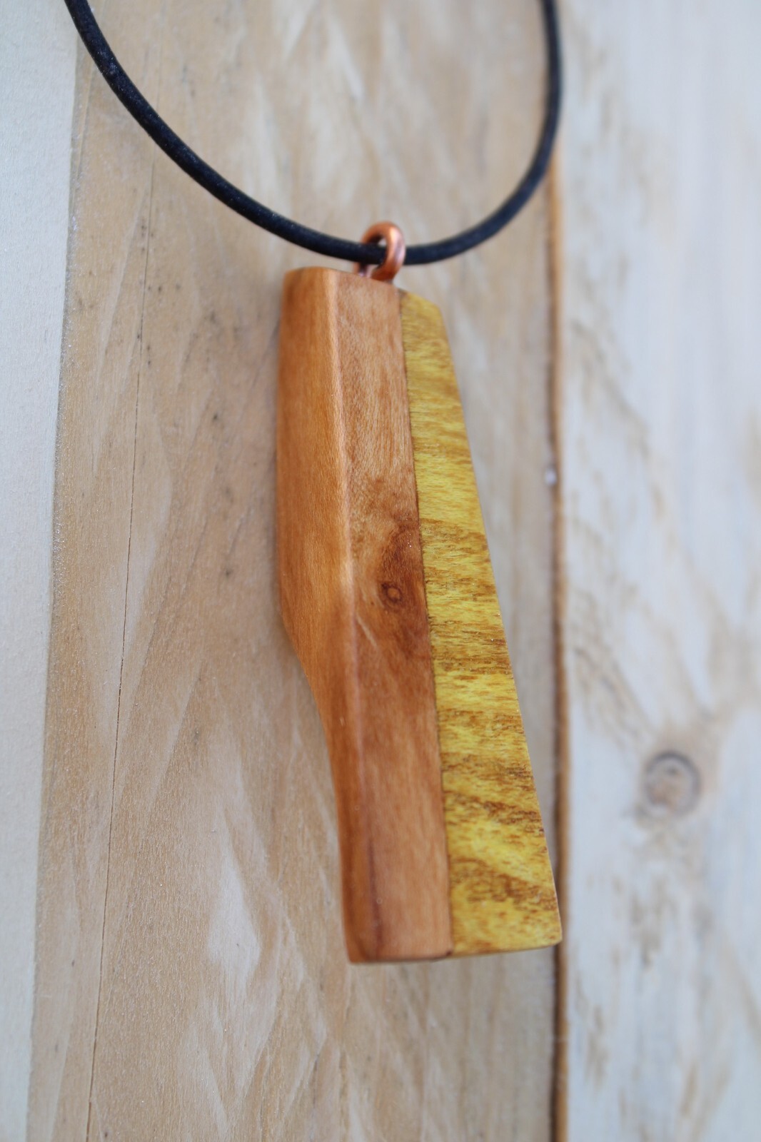 Pendentif MIRAK en bois massif un bijou chargé d'histoire