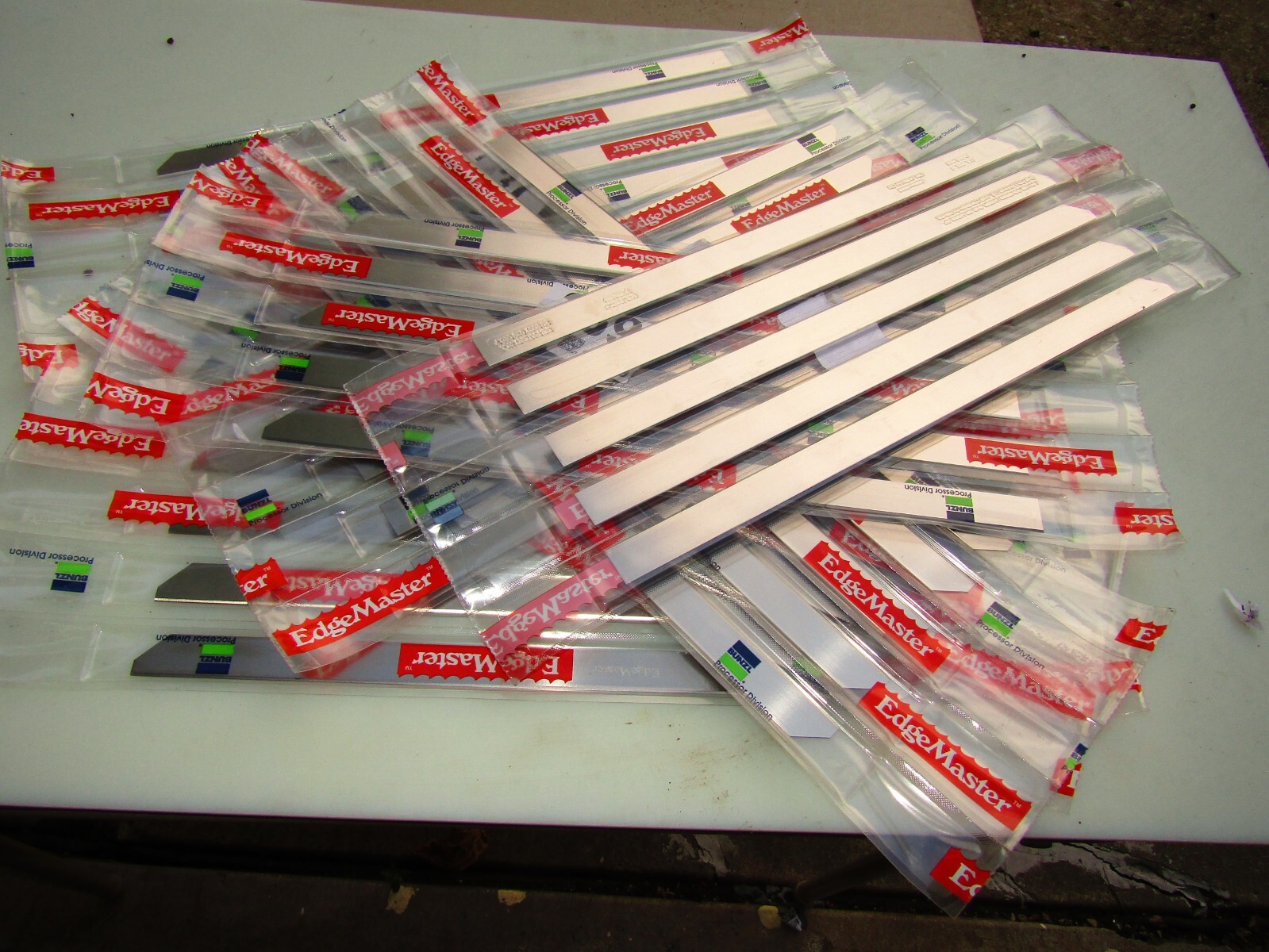 LOT OF 10 EDGE MASTER 323786-08 REPLACEMENT BLADES BUNZL SKINNER BLADES 518 X 22