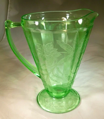 JEANNETTE GLASS CO. FLORAL POINSETTIA GREEN 32-OUNCE CONE-SHAPED FOOTED PITCHER!
