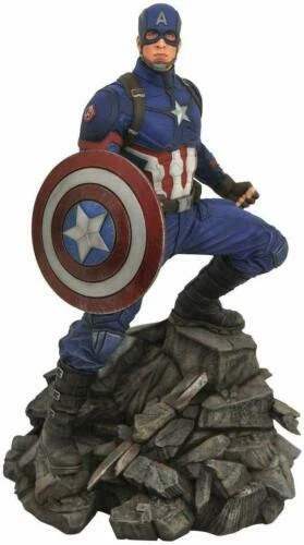 Action figure di eroi dei fumetti in resina