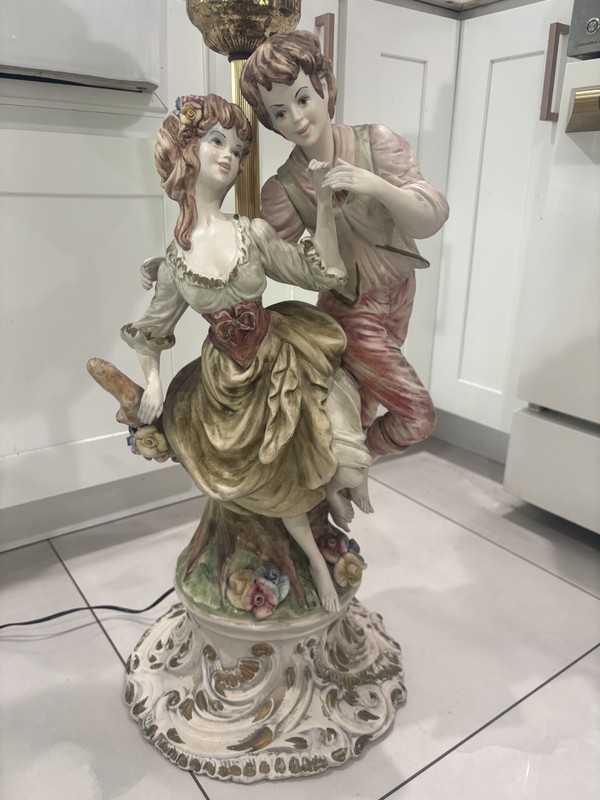 INCREDIBLE VINTAGE AZZOLIN BROTHERS CAPODIMONTE ROMANTIC COUPLE LAMP~ITALY~